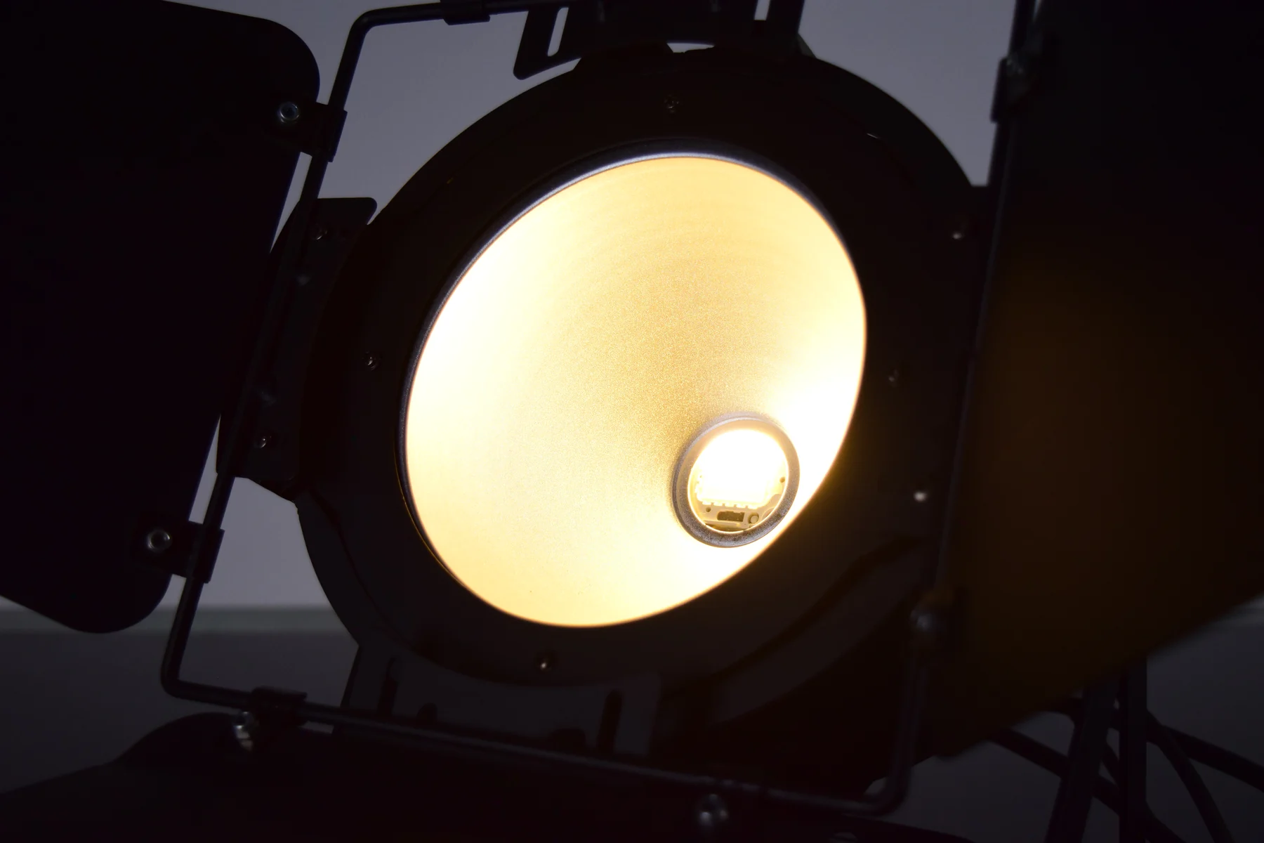 Close view of COB source and reflector on RG-320 PAR light