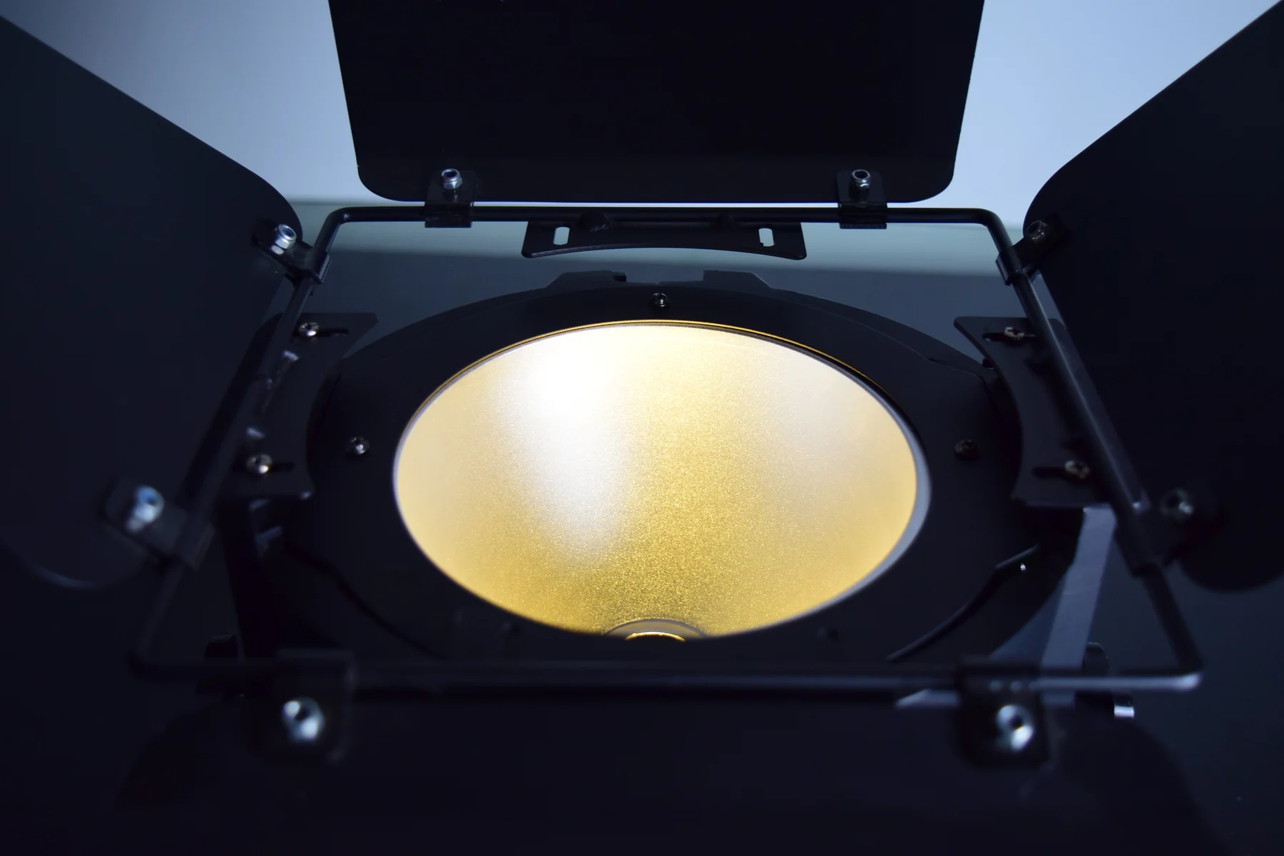 Warm-white COB output on RG-320 PAR light