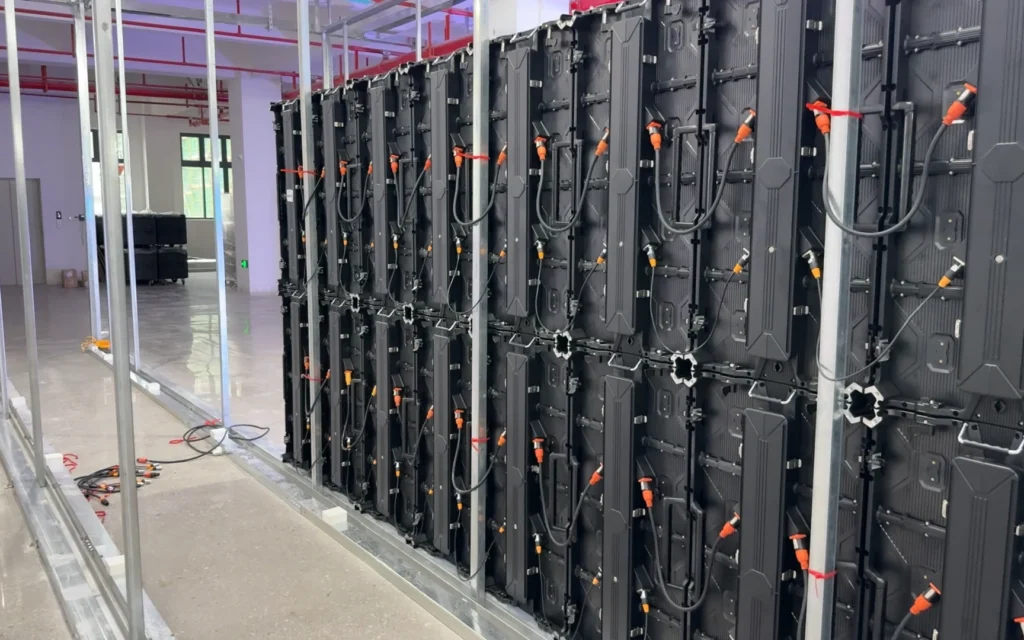 Vue arrière d’un mur LED de location avec verrous et câblage des cabinets