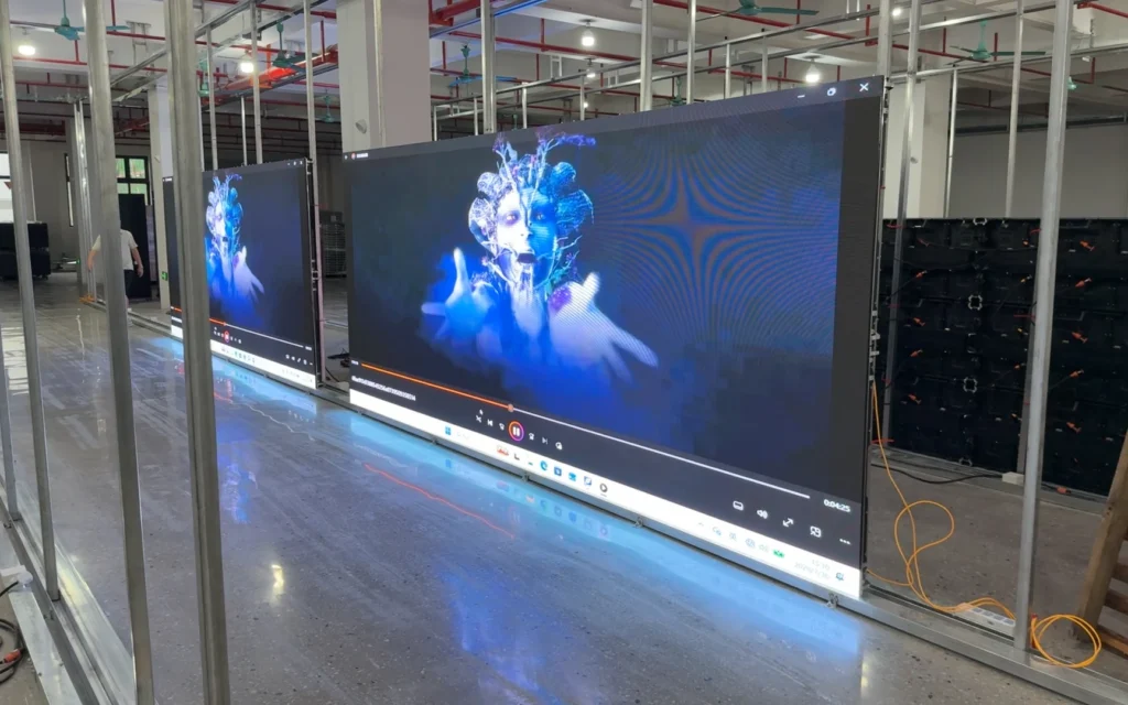 Écran LED assemblé diffusant une vidéo dans un espace de travail intérieur