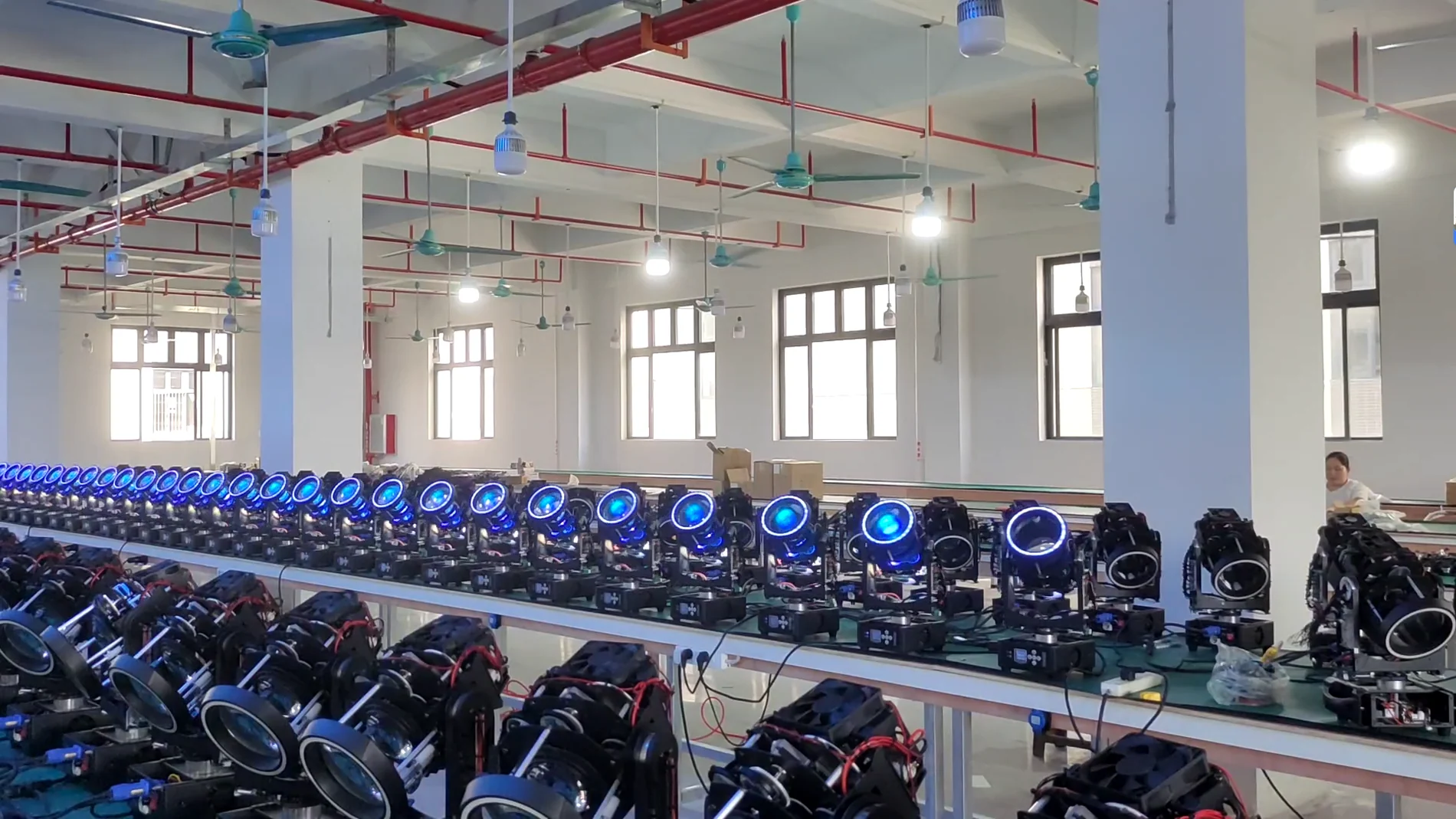 Batch assembly of beam moving head fixtures in the workshop